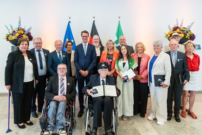 Ministerpräsident Hendrik Wüst verleiht den Verdienstorden des Landes Nordrhein-Westfalen an 15 Persönlichkeiten