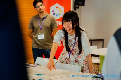 Billion Lee, co-founder of Cofacts, was leading the workshop with us.