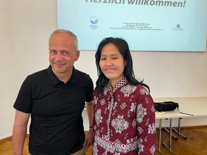 (dari kiri ke kanan) Profesor manajemen media dan budaya dari Macromedia University di Berlin, Gernot Wolfram, dan peserta International Academy for Leadership 2025, Lani Diana, di Kota Berlin, Jerman, pada Minggu, 29 Juni 2025. Dokumentasi: pribadi.