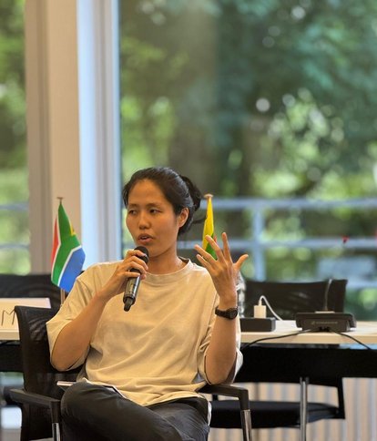 Peserta International Academy for Leadership 2025, Lani Diana, saat sesi presentasi kelompok di Gummersbach, Jerman, pada Rabu, 2 Juli 2025. Dokumentasi: peserta IAF 2025.