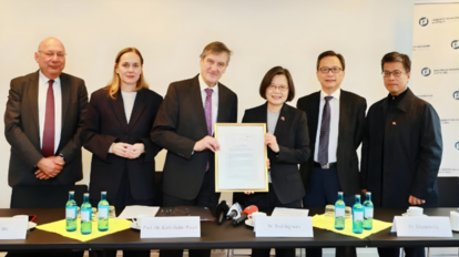 Überreichung der Freundschaftsurkunde an Tsai Ing-wen