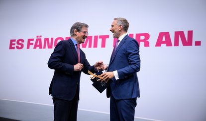 Hermann Otto Solms (l), Ehrenvorsitzender der FDP, überreicht Christian Lindner, Bundesvorsitzender der FDP, beim 76. Ordentlichen Bundesparteitag der FDP ein Geschenk.