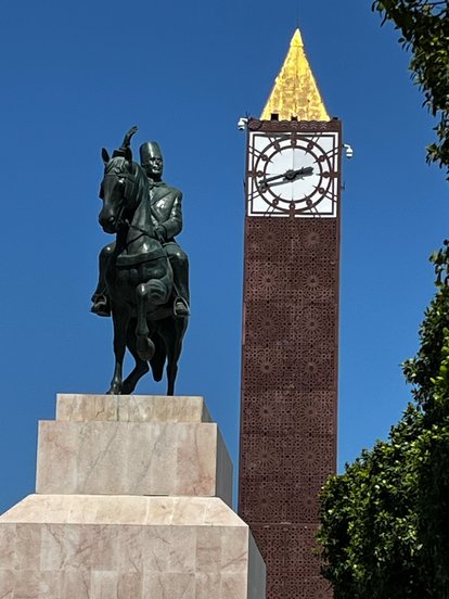 Uhrenturm am Ende der Avenue Habib Bourguiba in Tunis – 1988 unter Ben Ali errichtet, später zum Symbolort der Revolution von 2011 geworden.