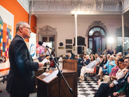 Dr. Hans-Dieter Holtzmann brindó las palabras de apertura del evento en la Casa del Partido Colorado en Montevideo, Uruguay