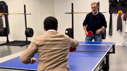 João Cotrim de Figueiredo playing ping-pong
