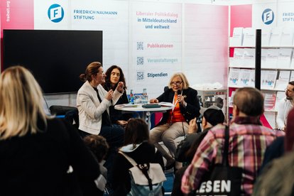 Standgespräch mit Karoline Preisler, Myriam Halberstam und Ilse Nagelschmidt