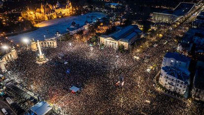 Rendszerbontó” 11 April, (“System Demolition”) concert held at Heroes’ Square (Hősök tere) in Budapest.