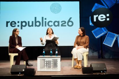 Maren Jasper-Winter diskutiert mit Nicté Cabañas und Charlotte Zeller