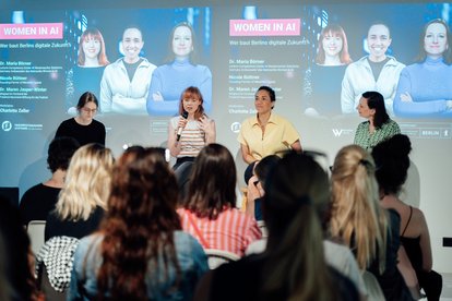 Dr. Maria Börner auf dem Panel von Women in AI