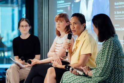 Nicole Büttner auf dem Podium von Women in AI