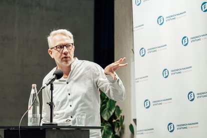 Nikolai Horn spricht auf der Bühne.