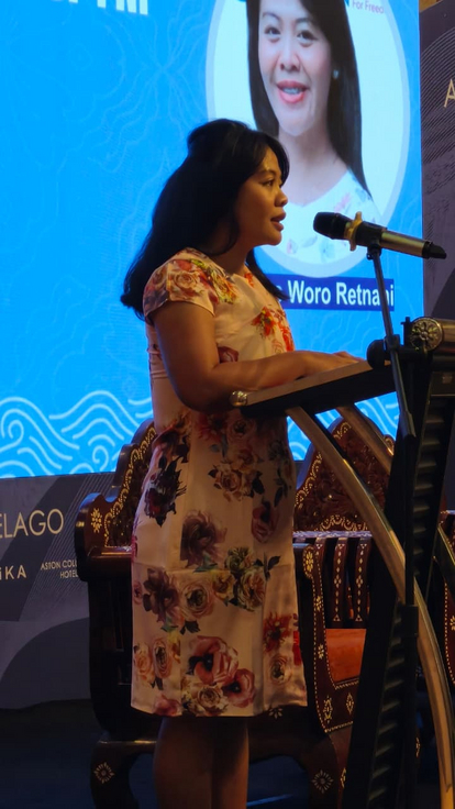 Ganes Woro Retnani, Program Officer at FNF Indonesia, delivers the opening remarks at the Technical Guidance on Business and Human Rights Policy Regulations in Mataram, West Nusa Tenggara.