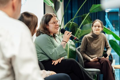 Vivien Benert spricht auf dem Panel ins Mikrofon.
