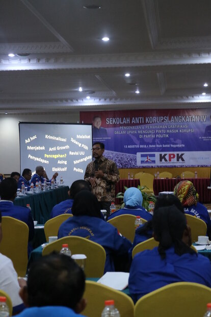 Giri Suprapdiono, Direktur Gratifikasi KPK RI