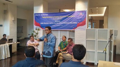 Dede Yusuf Effendy memaparkan materi