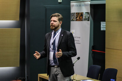 Daniel Kaddik, Project Director of FNF SEE, moderates the discussion.