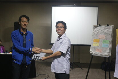 Penyerahan apresisasi kepada peserta