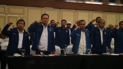 Menyanyikan Hymne Partai Demokrat