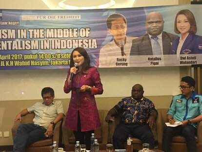 presentasi Dwi Astuti dari fraksi Demokrat