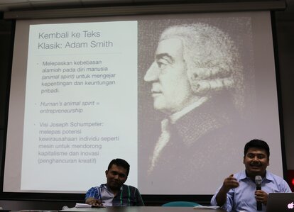 Moderator (Sukma Hari Purwoko) dan Pembicara (Rofi Uddarojat)