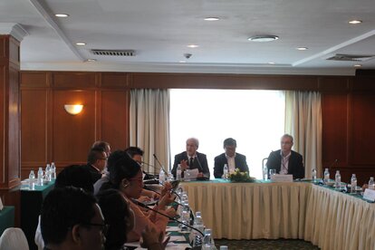 Hon. Kiat Sittheeamorn, Hon. Son Chhay dan Mr. Siegfried Herzog sebagai pembicara