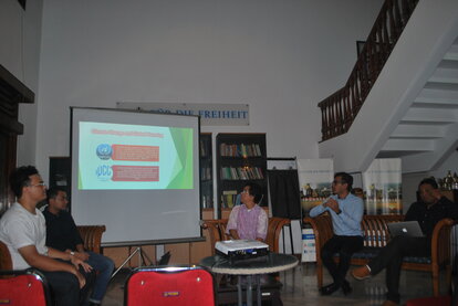 Diskusi FNF Mundurnya AS dari Paris Agreement