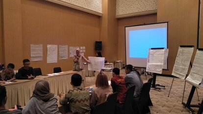 Fasilitator Menjelaskan Sesi Working Group