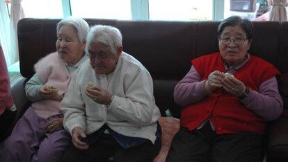 Drei Frauen in einem Seniorenheim in Anseoung-si, Südkorea