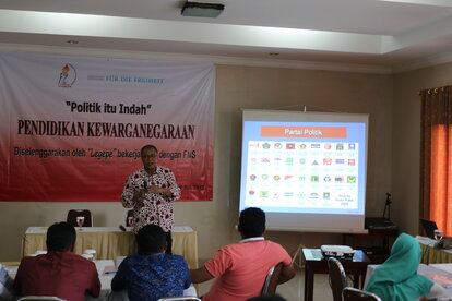 Presentasi mengenai institusi dalam demokrasi