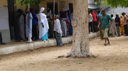 Schlange vor einem Wahlbüro am Wahltag