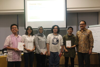 Foto peserta bersama Bambang Britono (Multi Bintang Indonesia)