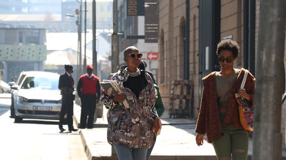 Junge Joburgerinnen in der Innenstadt.