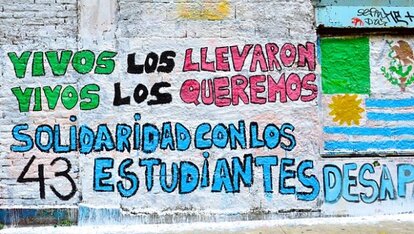 Graffiti in Mexiko: „Lebendig hat man sie mitgenommen. Lebendig wollen wir sie wieder. Solidarität mit den 43 verschwundenen Studenten“