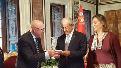 Das  Vorstandsmitglied Wolf-Dieter Zumpfort übergab ihm als  Gastgeschenk die Friedrich-Naumann-Plakette aus Porzellan aus der Berliner Porzellanmanufaktur KPM.