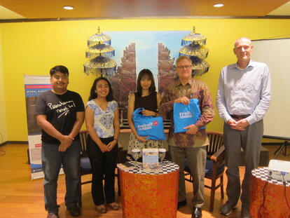 Penyerahan Apresiasi kepada Moderator dan Narasumber