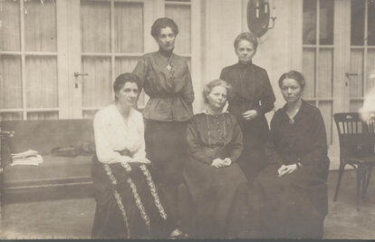 Gruppenfoto der DDP-Frauen 1919/20, v.l.n.r. Gertrud Bäumer, Elisabeth Brönner-Höpfner, Marie Baum, Katharina Kloß, Elise Ekke