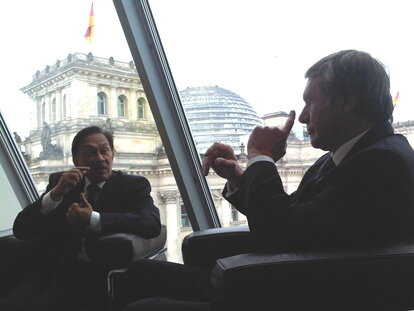 Anwar Ibrahim im Gespräch mit dem Vorstandsvorsitzenden Wolfgang Gerhardt während eines Deutschland-Besuches 2010.