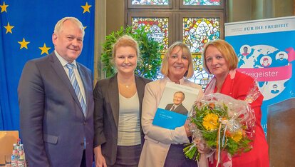 Übergabe der Gedenkschrift durch den Vorstand der Thomas-Dehler-Stiftung