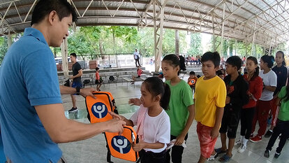 La Libertad Mayor Emmanuel Iway headed the distribution of the Go Bags