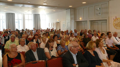 Gebannt lauscht das Publikum dem Vortrag
