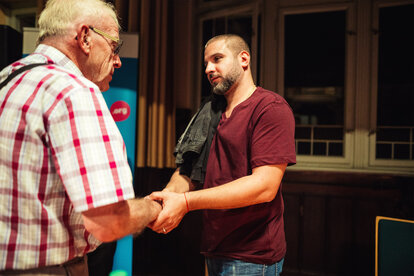 Ben Salomo nach der Veranstaltung im Gespräch mit einem Gast
