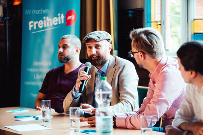 Die Referenten im Gespräch mit Rechtsextremismusexperte Christoph Giesa