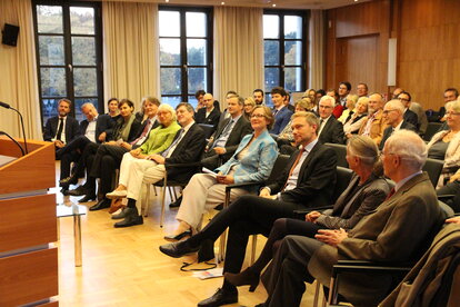 Das Publikum, darunter auch Christian Lindner, Bundesvorsitzender der Freien Demokraten, lauscht gebannt der Lesung