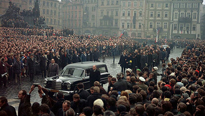 Tausende nehmen am 25.1.1969 in der Altstadt von Prag an der Beerdigung des Philosophie-Studenten Jan Palach teil