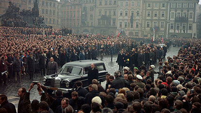 Tausende nehmen am 25.1.1969 in der Altstadt von Prag an der Beerdigung des Philosophie-Studenten Jan Palach teil