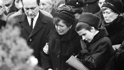 Jan Palacvhs Mutter Libuse Palachová und sein Bruder Jiri bei der Beerdigung in Prag.
