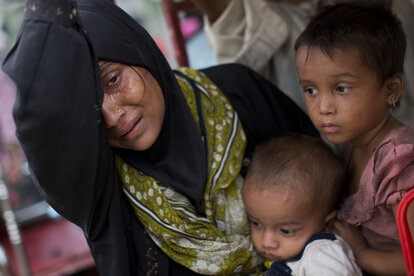 Erschöpfte Rohingya-Mutter mit Kindern