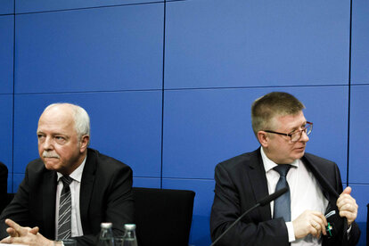 Der Präsident des Bundesamts für Verfassungsschutz, Thomas Haldenwang (r), und Joachim Seeger, Abteilungsleiter Rechtsextremismus beim Verfassungsschutz