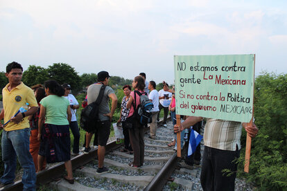 Ein Migrant aus Zentralamerika hält eine Plakate mit dem Schrift : " Wir haben nicht gegen der Mexikaner, aber schon gegen der Politik der mexikanischen Regierung"
