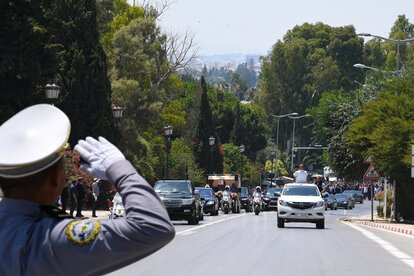 Der verstorbene Präsident Essebsi wird im Konvoi durch Tunis gefahren
